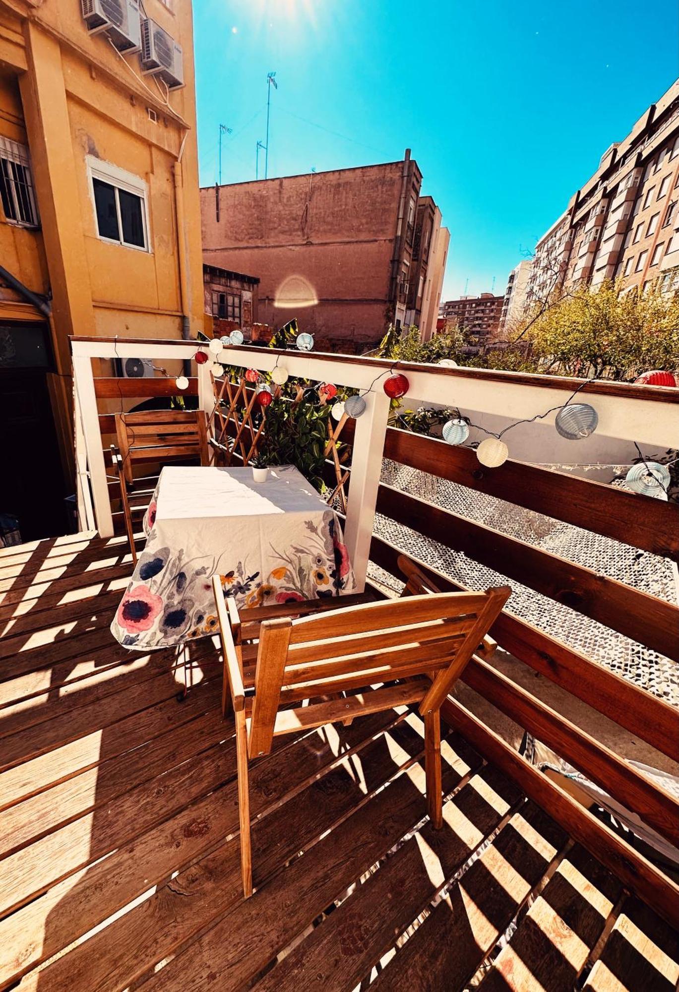 Appartamento Precioso Con A/a En Ruzafa Con Terracita Privada Y Acceso A Un Jardin, 2-3 Personas